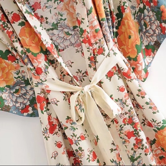 Beautiful flowered kimono robe - Picture 2 of 7